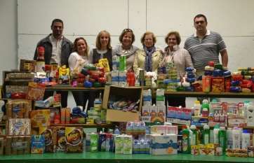 Los responsables del AMPA, junto a los miembros de Cáritas San Juan y a la directora del colegio (Foto TA)