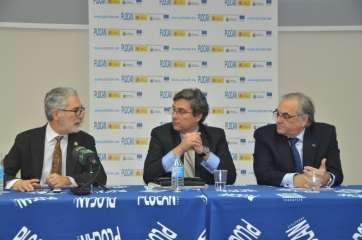 Un momento de la firma del convenio, este jueves (Foto TA)