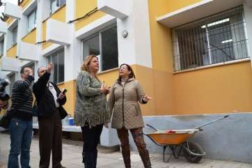La alcaldesa charla con la directora del centro, Rita Mayor, esta mañana en el Colegio de Melenara (Foto TA)