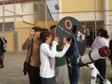 Alumnos con el telescopio solar en el centro (Foto TA)