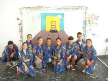 Los ganadores del premio durante la realización de la obra galardonada (Foto TA)