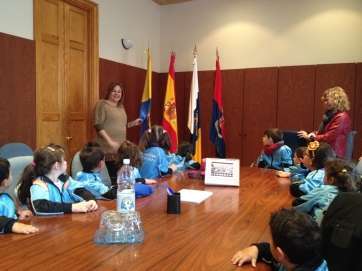 Los escolares en el despacho de Alcaldía, junto a Mari Carmen Castellano (Foto TA)