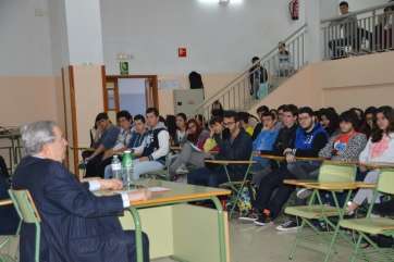 Jerónimo Saavedra, este jueves en el IES Casas Nuevas (Foto Ta)