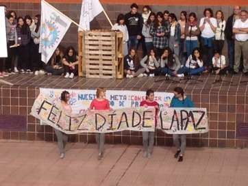 Un momento del acto en el patio del colegio, este miércoles (Foto TA)