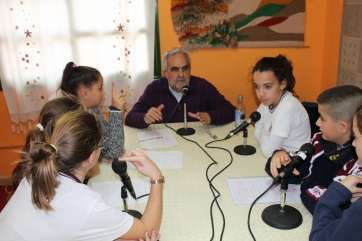Alumnos con el profesor Ignacio Morán durante el programa (Foto TA)