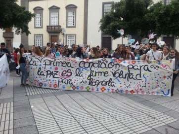 Un momento de la marcha por Triana (Foto TA)