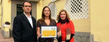 Ainoa Carmona, junto a su profesor de Literatura y la directora del CEPA Telde-Casco (Foto TA)