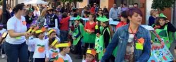 Grupo de alumnos que participaron esta mañana en el pasacalle multicolor (Foto TA)