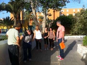 Imagen de archivo de una visita del concejal de Educación al centro (Foto TA)