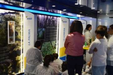 Escolares de Telde en el aula móvil de Disalab, en el sector de El Roque (Foto TA)