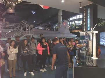 Alumnos durante la visita al Museo Elder (Foto TA)