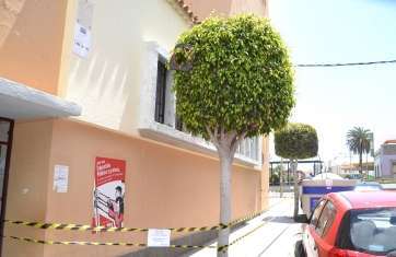 Personal del propio centro educativo acordonó la zona para evitar nuevos episodios de desprendimientos (Foto TA)