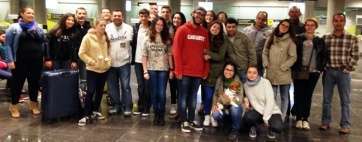 Alumnos y profesores, en el Aeropuerto (Foto TA)