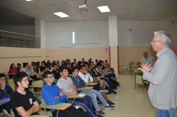 Angulo, en un momento de la charla de esta mañana en el IES Casas Nuevas (Foto TA)