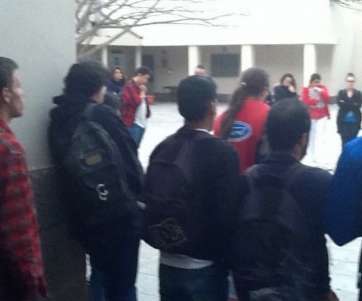 Los alumnos y profesores del IES José Arencibia Gil guardaron un minuto de silencio en memoria de la víctima (Foto TA)