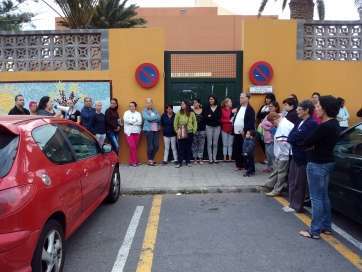 Una treintena de madres y padres se concentró esta mañana a las puertas del centro (Foto TA)