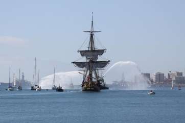 Imagen de la fragata LÂ´Hermione atracando en Las Palmas de Gran Canaria (Foto José Manuel García)