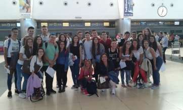 Alumnos del IES José Frugoni en el aeropuerto de Gando a la espera de embarcar rumbo a Italia (Foto TA)
