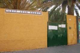 Entrada del CEIP Juan Negrín de Las Remudas (Foto TA)