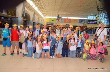 Escolares y profesores, este domingo en el Aeropuerto de Gran Canaria, antes de coger el avión (Foto Antonio Alí)