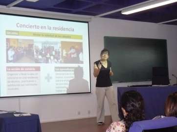 La experta Roser Battle habla en Telde sobre los beneficios del sistema aprendizaje-servicio en la Educación (Foto TA)