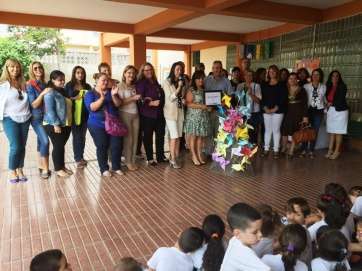 Momento de la entrega del reconocimiento como Centro Sostenible al CEIP Marpequeña (Foto TA)