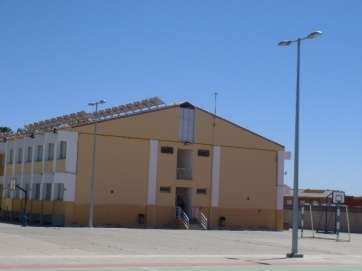 Exterior y canchas deportivas del CEIP Príncipe de Asturias (Foto TA)