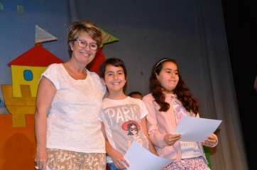 La profesora y directora del Colegio Esteban Navarro, Maribel García, con dos alumnos de su centro (Foto TA)