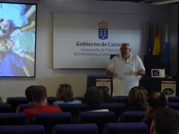 El doctor en Filología Inglesa, Fernando Trujillo, durante el encuentro en el CEP Telde (Foto TA)
