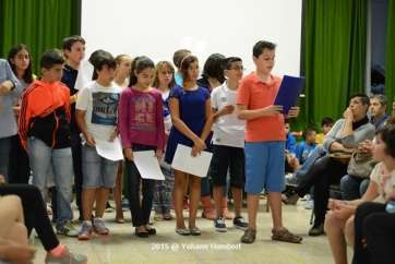 Los pequeños recitan sus versos sobre el escenario del salón de actos (Foto Yohann Humbert)