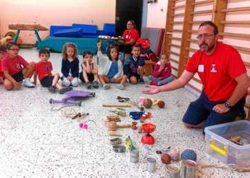 Lucho, rodeado de juguetes, les muestra unos boliches (Foto Gaumet Florido-C7)