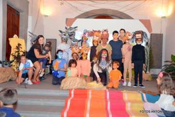 El grupo de teatro de Volcán de Sonrisas posa en una foto de familia al finalizar la obra (Foto Antonio Alí)