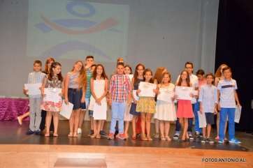 Imagen de uno de los grupos de alumnos orlados ayer (Foto Antonio Alí)