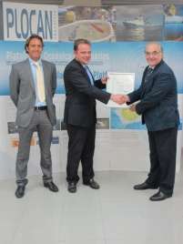 Momento de la entrega de la distinción al director de la Plocan, Octavio Llinás (Foto Canary Ports)