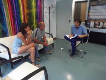 Presidente del APA Florispan del IES José Arencibia Gil, una alumna del centro y el consejero de Juventud durante la reunión (Foto TA)