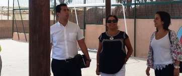 Los ediles con la directora del centro (c) (Foto TA)