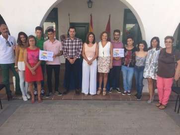 Foto de familia de los premiados junto a los mandatarios (Foto TA)