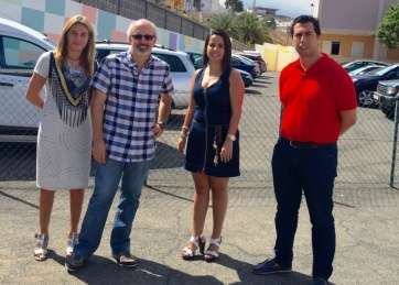 Los ediles socialistas Soledad Hernández, Saraiba Leal y Alejandro Ramos, con el director del José Tejera (Foto TA)