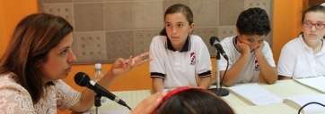 La alcaldesa responde a las preguntas de los escolares en la emisora escolar (Foto TA)
