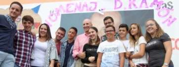 El profesor homenajeado, en el centro de la imagen, con un grupo de alumnos (Foto Jesús Ruiz Mesa)