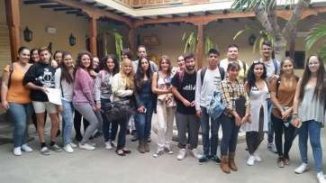 Foto de familia de los visitantes (Foto TA)