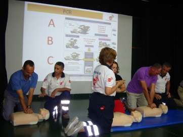 Profesores del IES José Frugoni, aprendiendo a hacer un masaje cardíaco (Foto TA)