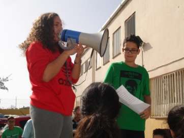 Una alumna del IES Profesor Antonio Cabrera Pérez, ayer leyendo unas palabras (Foto TA)