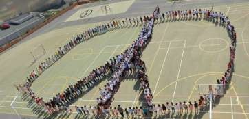 Imagen de los alumnos del Liceo Frances representando el símbolo creado por Jean Jullienn