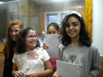 Un momento del taller de radio de los alumnos del CEIP Fernando León y Castillo (Foto TA)