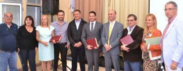 Foto de familia de los agasajados por el IES hoy, junto a varios acompañantes (Foto TA)