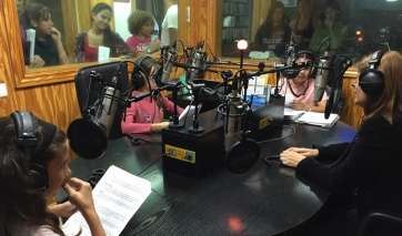 Carmen Hernández, entrevistada a tres bandas en Radio Faycán (Foto TA)