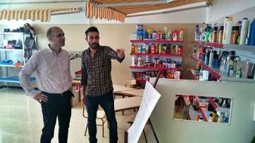 El director territorial de Educación, Juan José Gil, en el centro comercial (Foto TA)