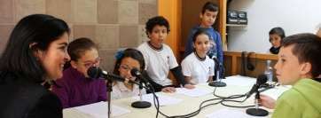 Carolina Darias, en el momento de ser entrevistada por los alumnos del CEIP Amelia Vega de Monzón (Foto TA)