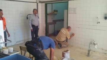 Intervención de operarios municipales en la cocina del colegio público de Las Remudas (Foto TA)